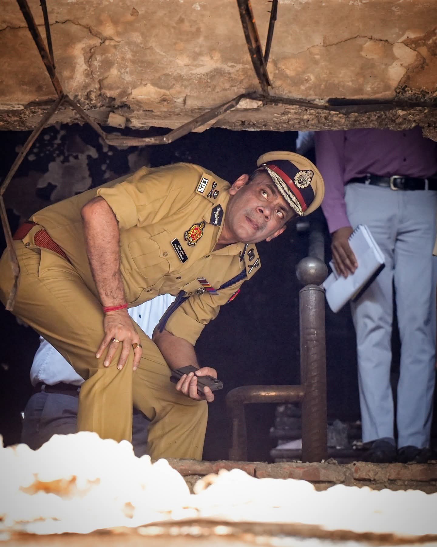 अग्निकांड की जांच के लिए गठित एसआईटी में शामिल एडीजी लखनऊ जोन प्रवीण कुमार स्टूडियो पहुंचे और एक-एक चीज की गहनता से जांच की.
