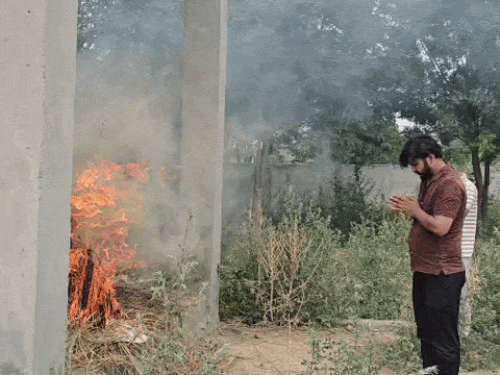 भविष्य शर्मा गांव महिपुर का रहने वाला था। मंगलवार की दोपहर उसके शव का गमगीन माहौल में अंतिम संस्कार किया गया।
