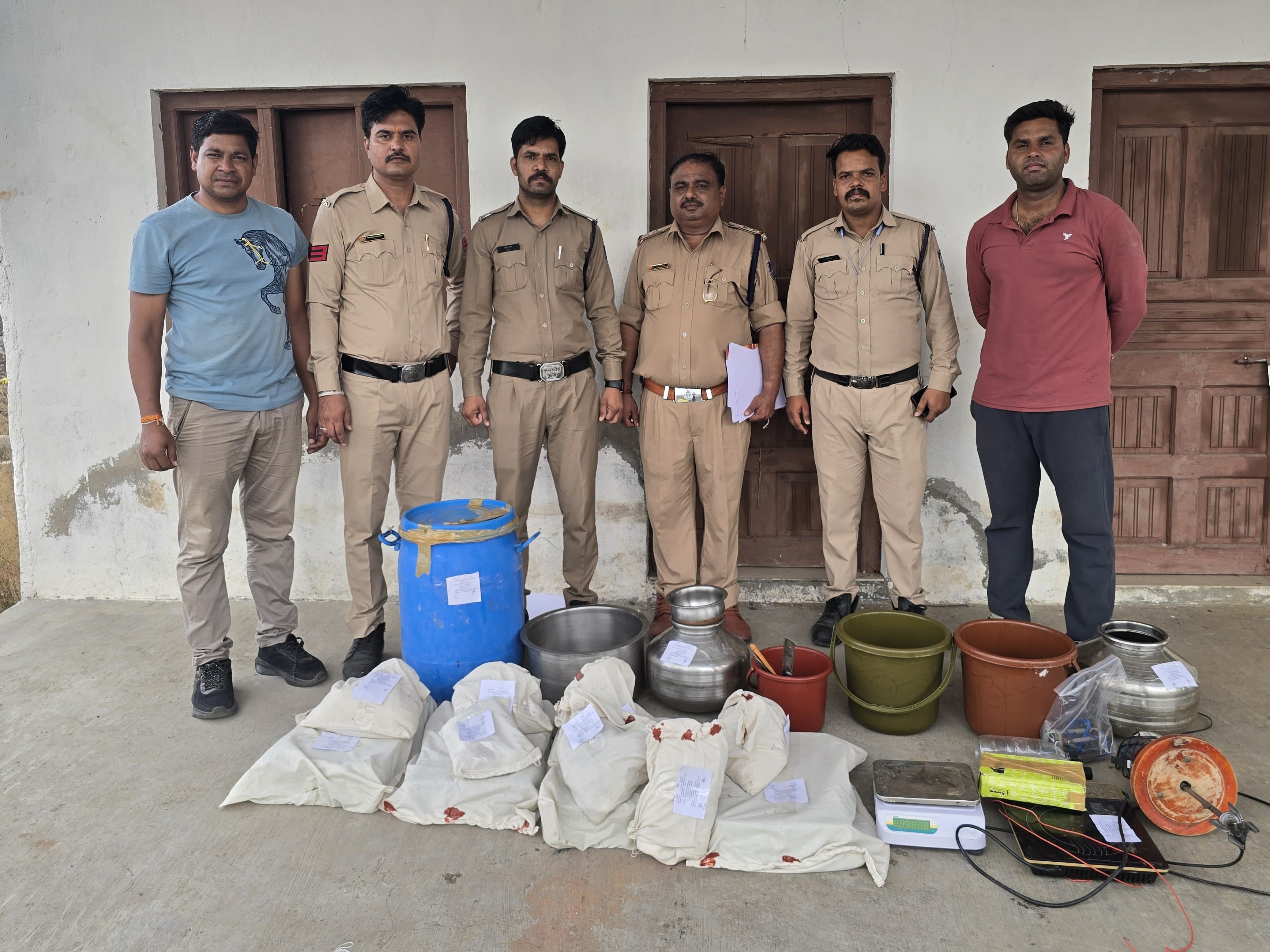 पुलिस ने इन सामग्रियों को जब्त कर लिया.