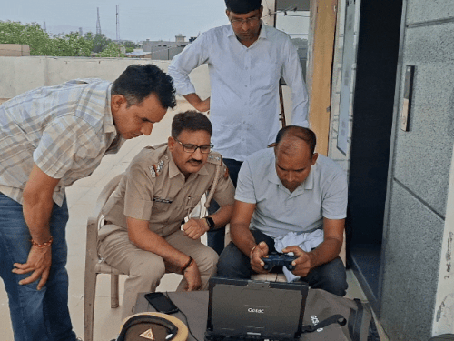 ड्रोन से छतों का सर्वे करते हुए SHO सुनील कुमार जांगिड़ और टीम।