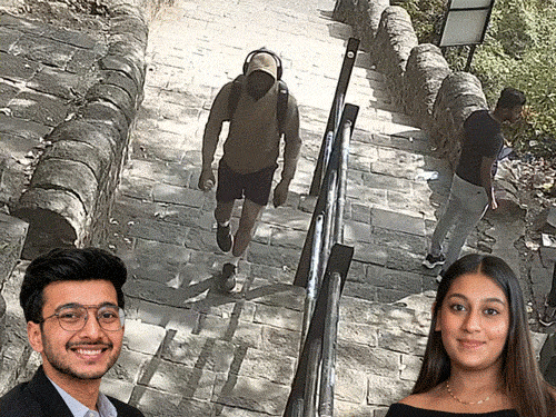 केतन और सिया की नवंबर में शादी होनी थी। फोटो में शॉर्ट्स पहने दिख रहा शख्स सिया का बॉयफ्रेंड चेतन है। वह लोहगढ़ के किले पहुंचा था। - Dainik Bhaskar