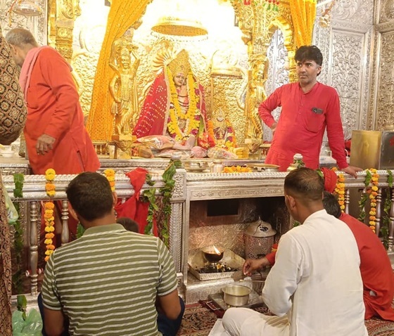 भिवानी के पहाड़ी माता मंदिर में पहुंचा शिकायतकर्ता नरेश कुमार पूजा करते हुए।