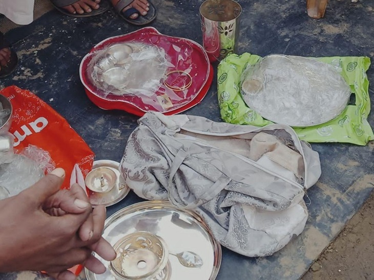 वायरल वीडियो में पूर्व कर्मचारी के घर से मिला सामान।