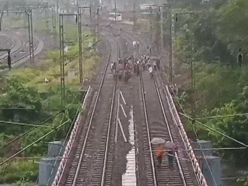 नवी मुंबई में कोपरखैरणे और घंसोली के बीच रेलवे ट्रैक की मिट्टी बारिश के कारण कट गई। ट्रांस-हार्बर रेल सर्विस अस्थाई रूप से रोकी गई।