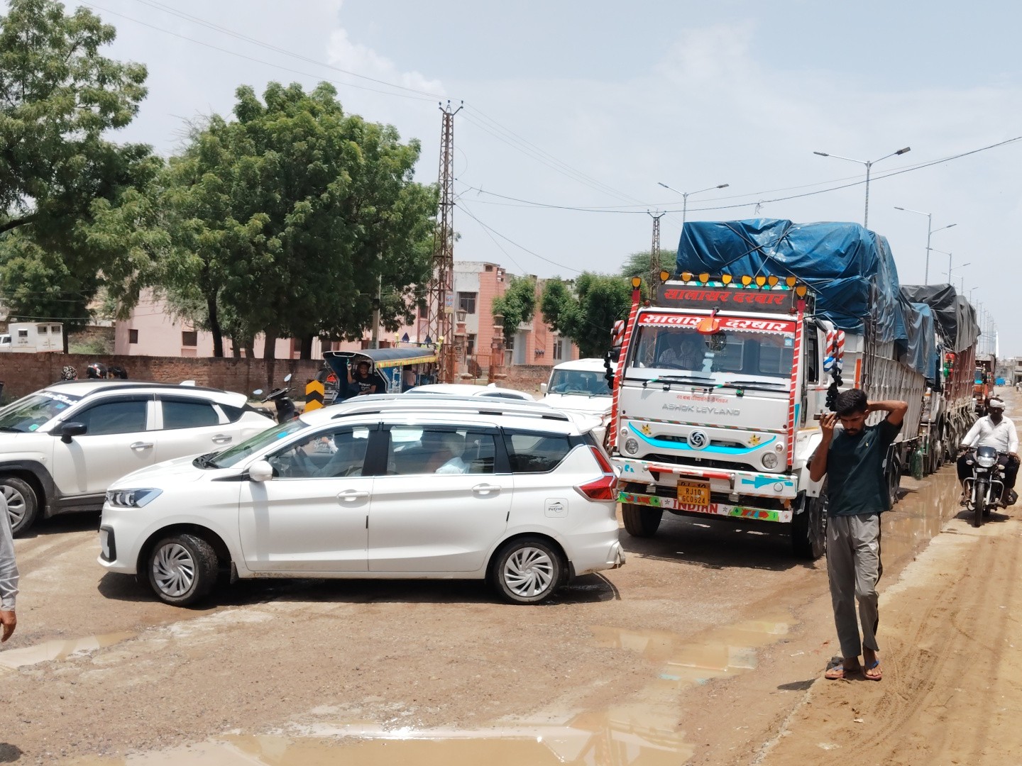 मोहल्लेवासियों ने सड़क जाम कर विरोध प्रदर्शन किया। इस दौरान आवाजाही बाधित हुई और वाहनों की लंबी कतारें लग गई।