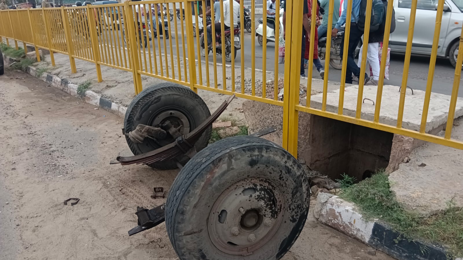रोडवेज बस के पहिए निकलकर करीब 20 मीटर दूर डिवाइडर से जा टकराए ।