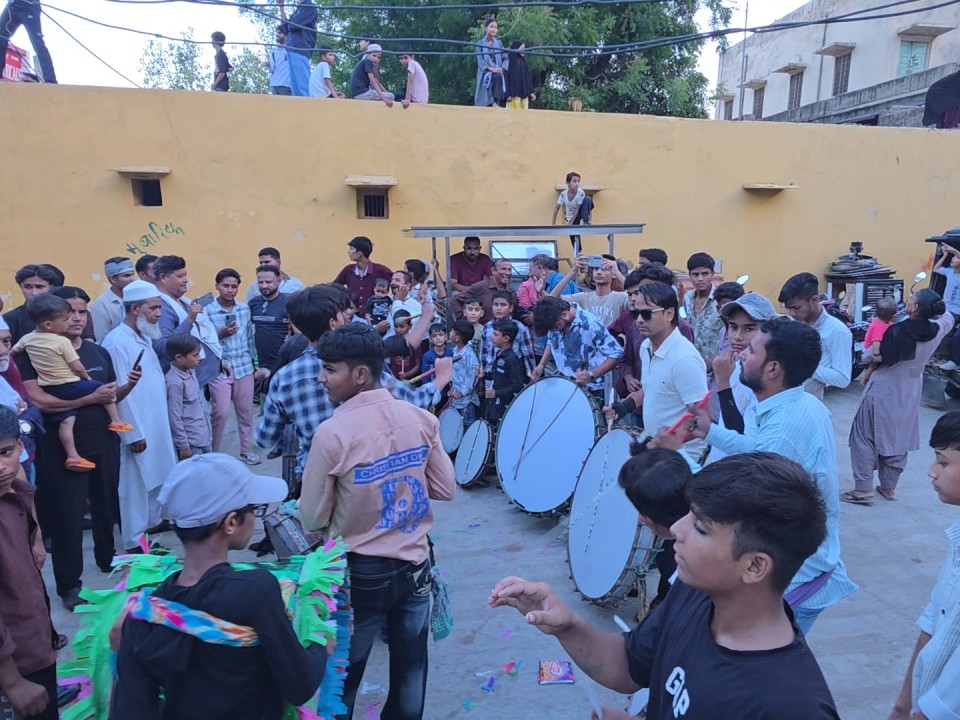 युवा मातमी धुन बजाते हुए कस्बे के मार्गों से गुजरे।