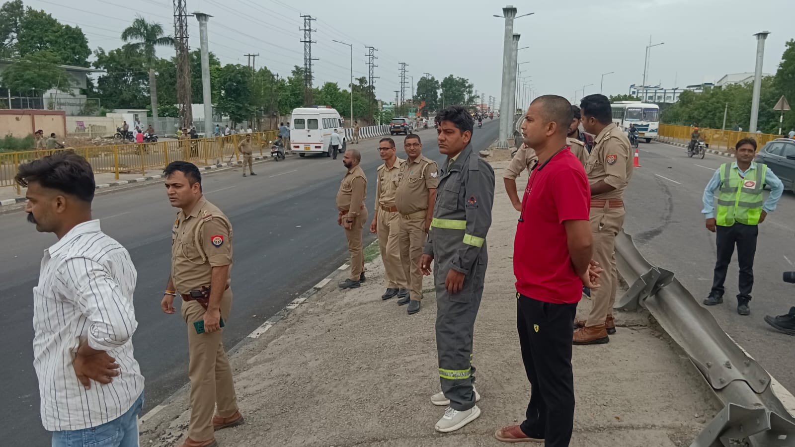 हादसे के बाद मदद के लिए मौके पर पहुंची थाना सिकंदरा पुलिस।
