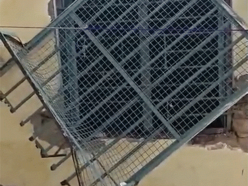 11 नाबालिग बैरक की खिड़की का ग्रील उखाड़कर भाग निकले।