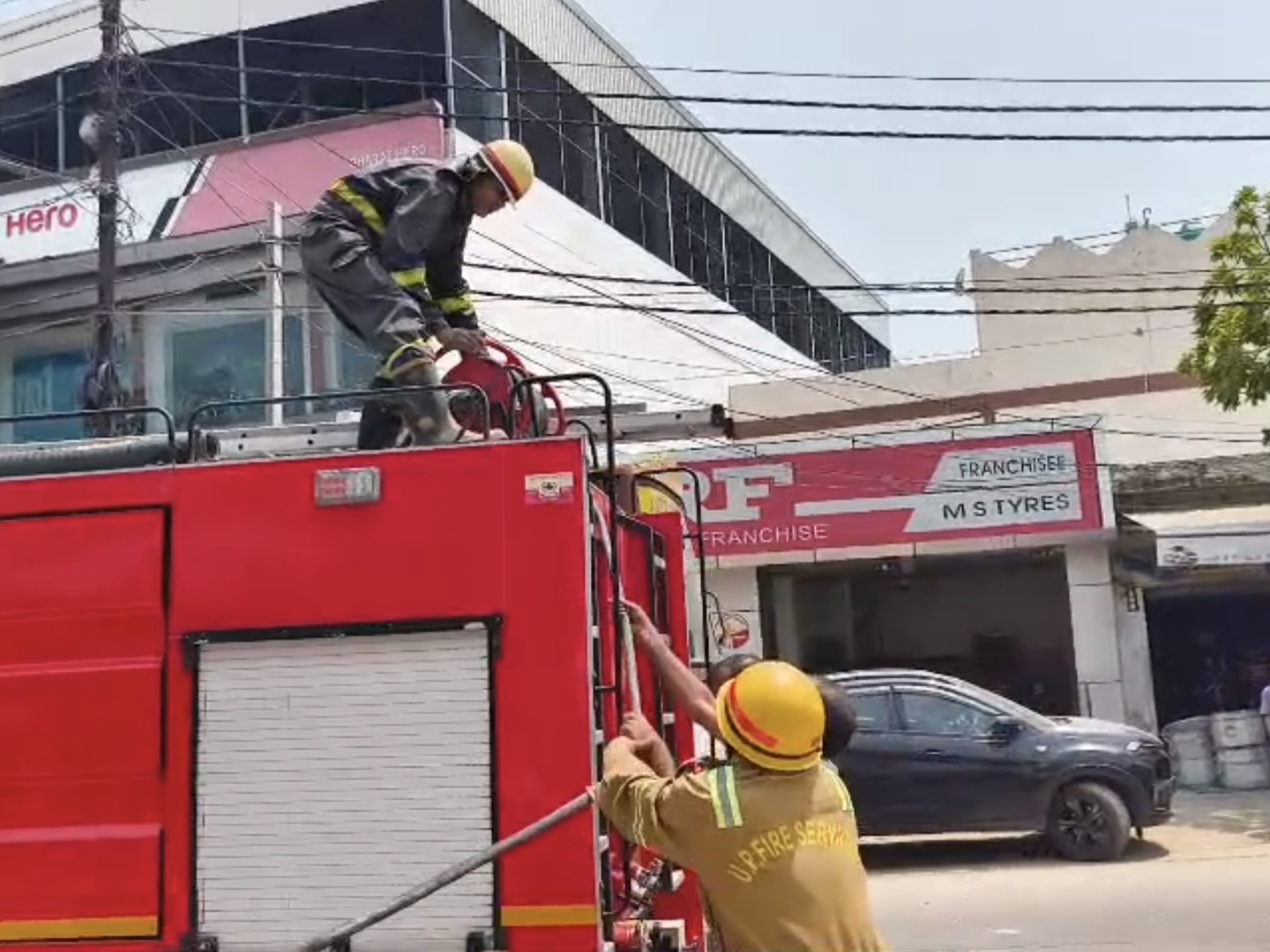 Bijnor Dhampur: Axis Bank ATM Catches Fire | Short Circuit Suspected
