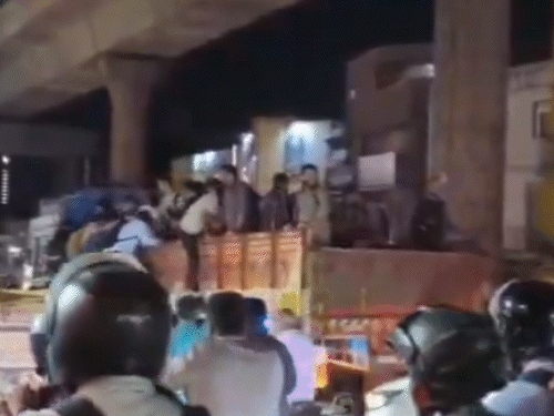 मेट्रो बंद होने के बाद लोग ट्रकों से घर जाते दिखे।