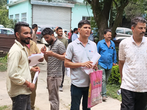 मंडी में टेम्परेरी ड्राइ‌वर भर्ती को पहुंचे युवा।