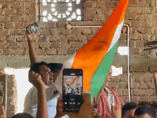 भरत तिवारी के घर पर लोगों ने सम्राट चौधरी के खिलाफ नारेबाजी की।