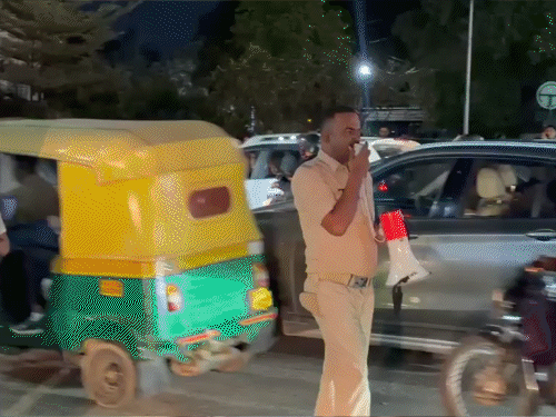क्यूब्बन पार्क मेट्रो स्टेशन के बाहर पुलिस ने जाम हटाने की कोशिश की।