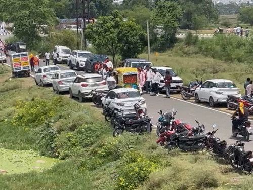 1 हजार से ज्यादा गाड़ियां बिलौटी गांव में पहुंच गई हैं।