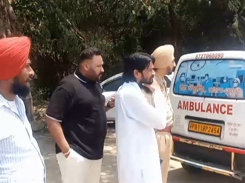 नहर में से गोताखोर मृतका के शव को निकालते हुए। साथ में परिजन और पुलिस खड़ी हुई।
