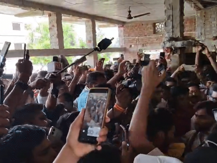 भरत तिवारी एनकाउंटर के विरोध में महापंचायत: 5000 लोगों की भीड़, बोले- पुलिस पर एक्शन हो; PK के सामने सम्राट के खिलाफ नारे लगे - Bhojpur News प्रशांत किशोर भी महापंचायत में पहुंचे हैं।
