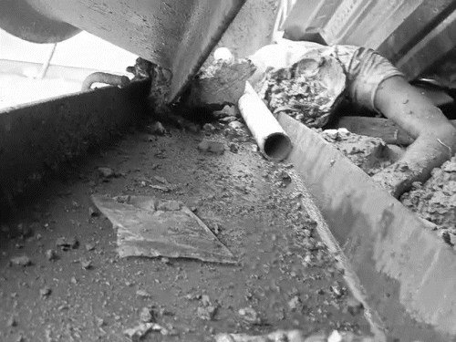 शेड एक शख्स के सिर पर गिर गया जिससे उसका सिर पूरी तरह दब गया और उसकी मौके पर ही मौत हो गई।