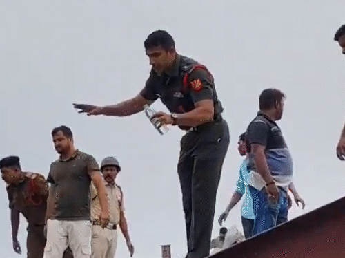 पुलिस के साथ सेना भी घटनास्थल पर रेस्क्यू कार्य में जुटी है।