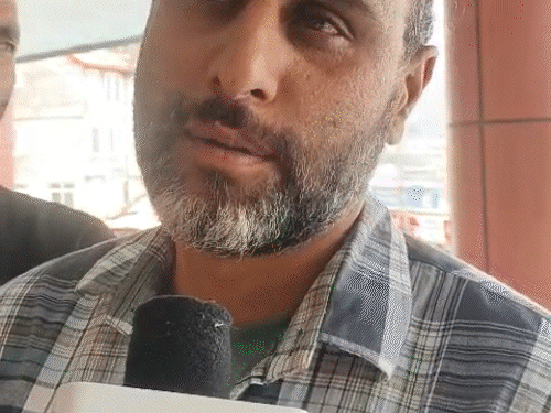 ड्राइवर भर्ती के लिए शिमला पहुंचे अरुण कुमार और मोंटू ‘दैनिक भास्कर एप’ से बात करते हुए।