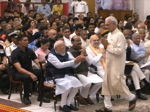वायरल वीडियो में पीएम मोदी एक्टर की ओर हाथ बढ़ाते हैं, लेकिन रस्तोगी हाथ मिलाए बिना आगे बढ़ जाते हैं। - Dainik Bhaskar