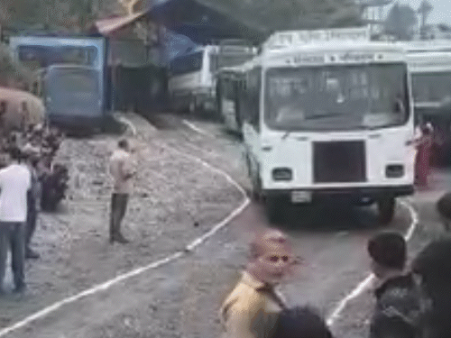 शिमला के ढली में टेम्परेरी ड्राइवर के लिए ड्राइविंग टेस्ट देते हुए बेरोजगार।