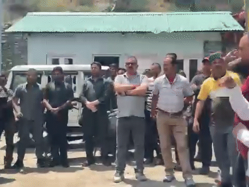 HRTC कर्मचारी अपनी मांगों को लेकर प्रदर्शन करते हुए।