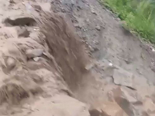 अरुणाचल प्रदेशातील अनेक जिल्ह्यांमध्ये पूर आणि भूस्खलनामुळे रस्त्यांवर ढिगारे आले.