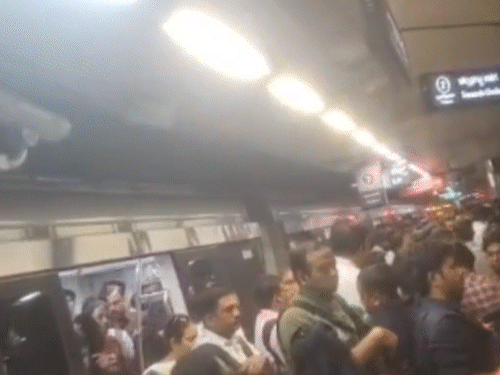 क्यूब्बन पार्क मेट्रो स्टेशन पर भीड़ इकट्ठा हो गई।