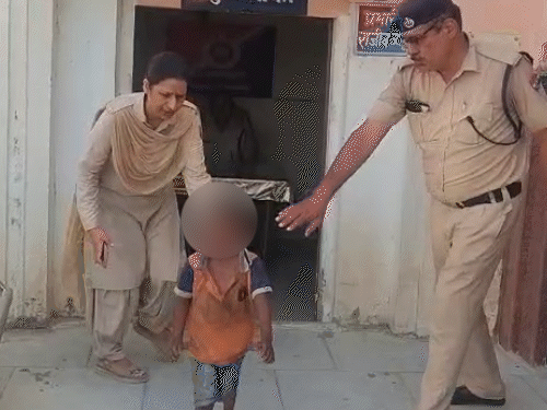 तस्वीर, 5 साल के मासूम की है। वह जीआरपी चौकी झुंझुनूं में है। उसे पुलिस वाले संभाल रहे हैं।