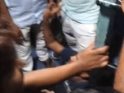 तस्वीर, ट्रेन की है। आकाश कुमार ने किडनैपर को पहचाना और उसे पूछताछ की थी।