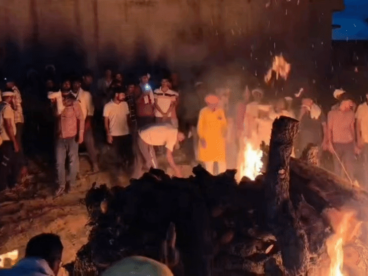 बुधवार देर शाम को जवान के 18 महीने के बेटे ने मुखाग्नि दी।