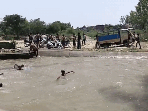 अमृतसर में गर्मी के बीच लोग राहत पाने के लिए चाटीविंड नहर का रुख कर रहे हैं।