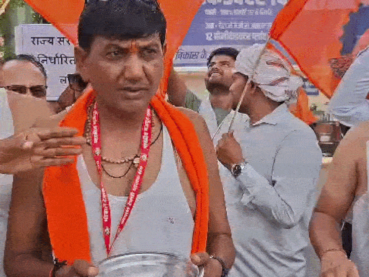 ड्राइवर लंबे समय से किराया बढ़ाने की मांग कर रहे थे.
