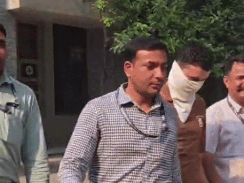 बैंक घोटाले में अरेस्ट किए गए पॉल्यूशन स्टेट कंट्रोल बोर्ड के कर्मचारी सौरभ शर्मा को ले जाती सीबीआई की टीम। - Dainik Bhaskar