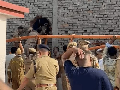 पिछली दीवार टूटने के बाद रेस्क्यू टीम अंदर पहुंची और 15 लाशें निकालीं।