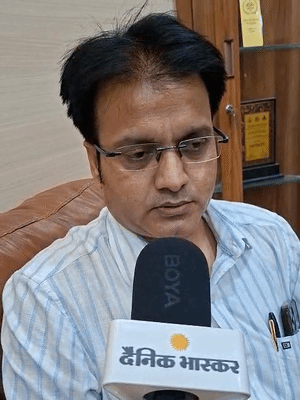 डॉ. अवधेश यादव ने बताया- जयंत के पैरों में जान लाने के लिए हर संभव प्रयास किया जा रहा है।