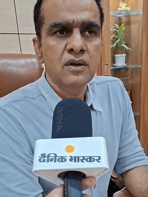 डॉ. प्रेमराज सिंह ने बताया कि राउंड द क्लॉक मॉनिटरिंग की जा रही है। कई सुपर स्पेशलिस्ट डिपार्टमेंट के एक्सपर्ट्स डॉक्टर इलाज में लगे हैं।