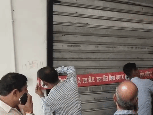 अलीगंज स्थित आकाश कोचिंग को बुधवार को सील कर दिया गया।