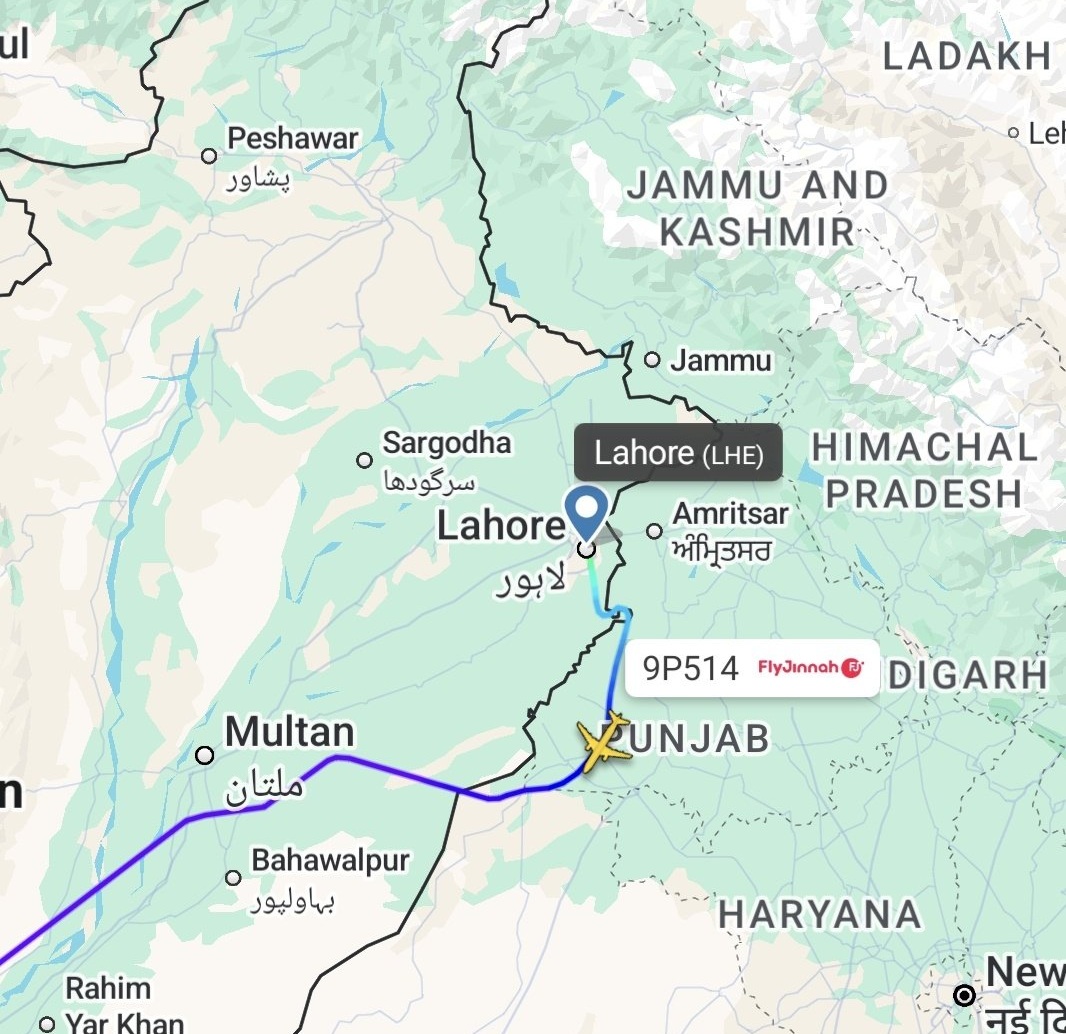 लाहौर एयरपोर्ट से उड़ान भरने के तुरंत बाद पाकिस्तान का विमान रास्ता भटक गया था.