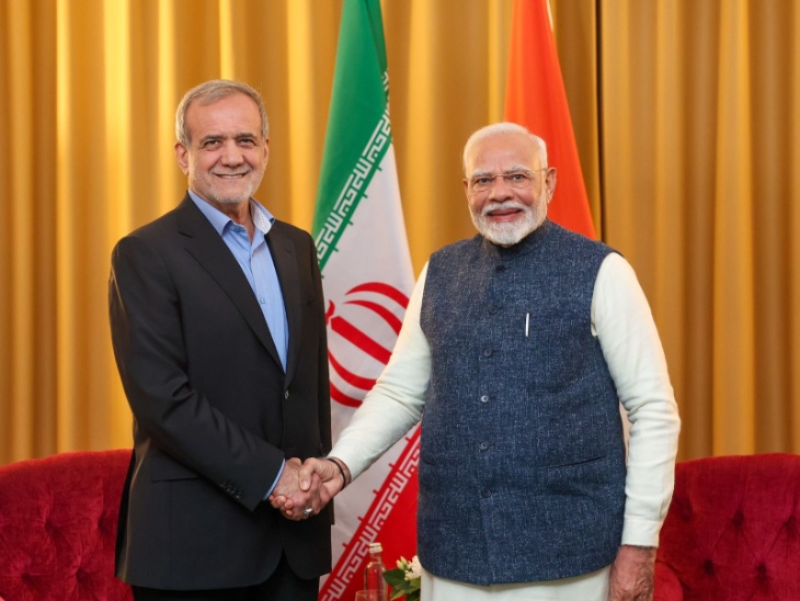 प्रधानमंत्री नरेंद्र मोदी 2024 में 16वें ब्रिक्स शिखर सम्मेलन के दौरान कजान में ईरानी राष्ट्रपति मसूद पेजेशकियान से मुलाकात करते हुए। - Dainik Bhaskar