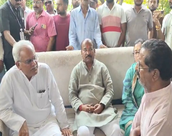 बुधवार को भूपेश बघेल ने मृतक लल्ला सिंह के परिवार वालों से मुलाकात की।