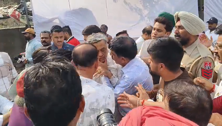 समर्थकों ने उन्हें उठाकर बेहोशी से जगाने की कोशिश की।