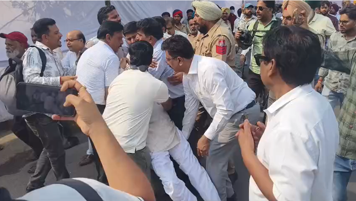 मनोरंजन कालिया इस तरह से बेहोश होकर गिर गए थे।