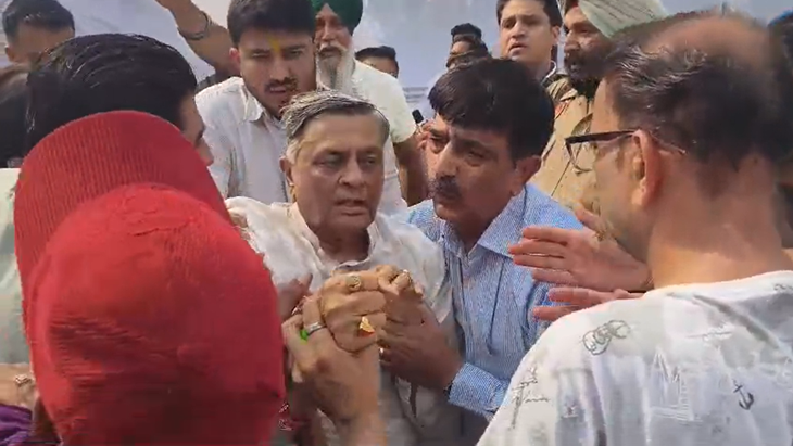 चेहरे पर पानी डालने के बाद मनोरंजन कालिया को होश आया।