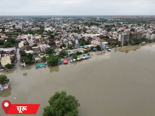 राजस्थानमधील चुरूमध्ये जोरदार पावसानंतर अनेक भागांत पाणी साचले.