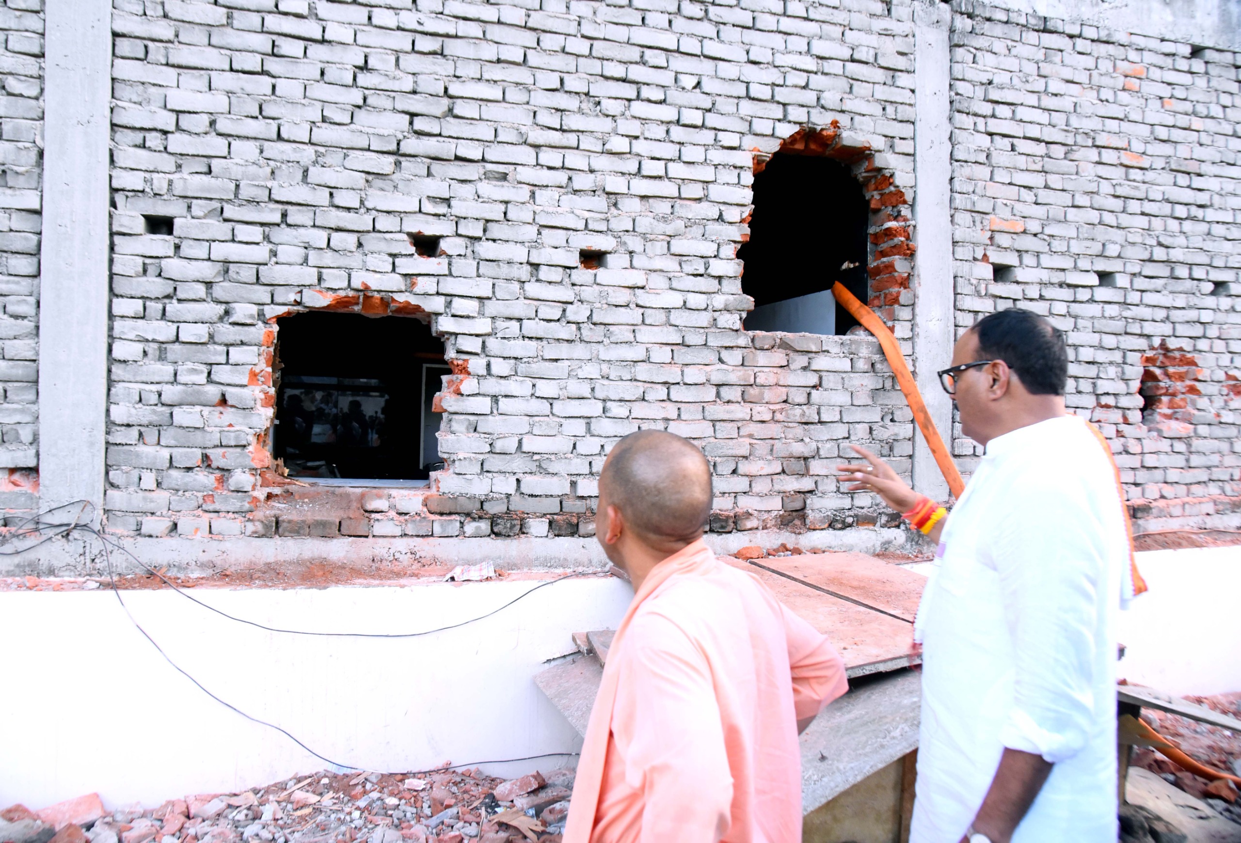 पिछली दीवार में दो जगहों पर होल करके रेस्क्यू टीम अंदर गई थी। इस जगह को बाद में सीएम योगी और डिप्टी सीएम ब्रजेश पाठक ने भी देखा।