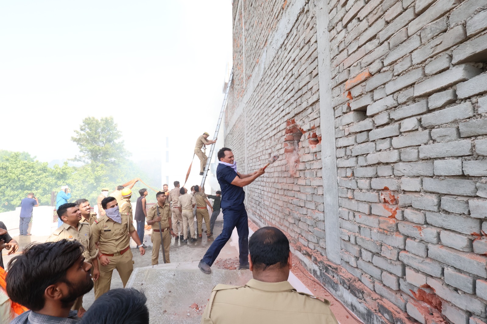 बिजली सप्लाई नहीं होने से ड्रिल मशीन नहीं चली। इसके बाद सिपाही मयंक ने हथौड़े से हमले करके बिल्डिंग की पिछली दीवार तोड़ी।