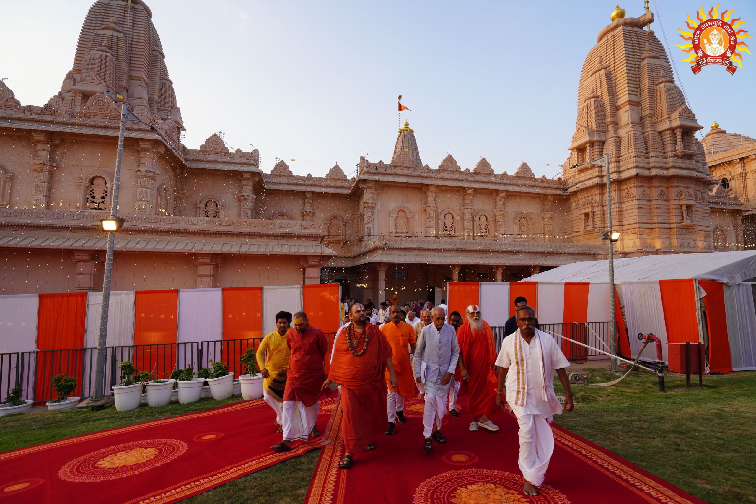 राम मंदिर परिसर में मंगलवार देर शाम शेषावतार मंदिर के शिखर पर ध्वजारोहण किया गया।
