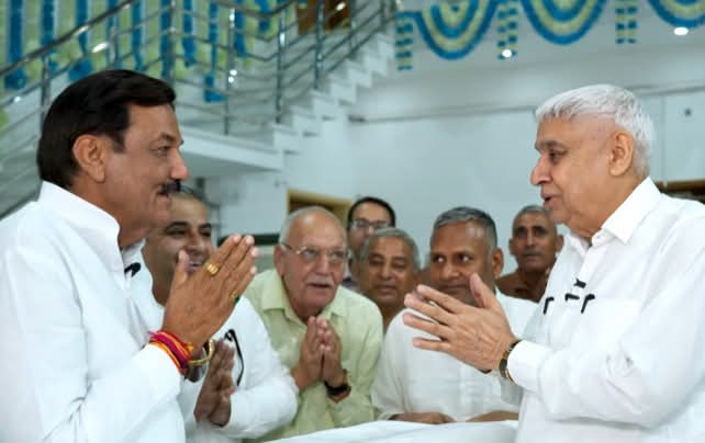 आश्रम में प्रमुख रामपाल से मिलते हुए पूर्व जेल मंत्री रणजीत सिंह